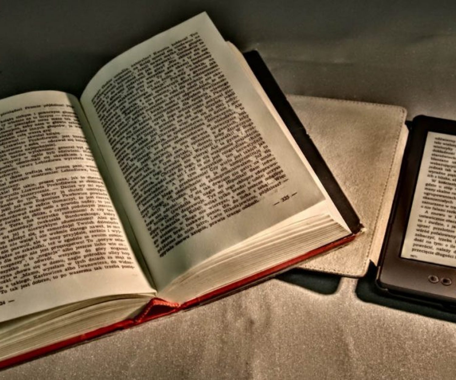 Books Versus E-readers image