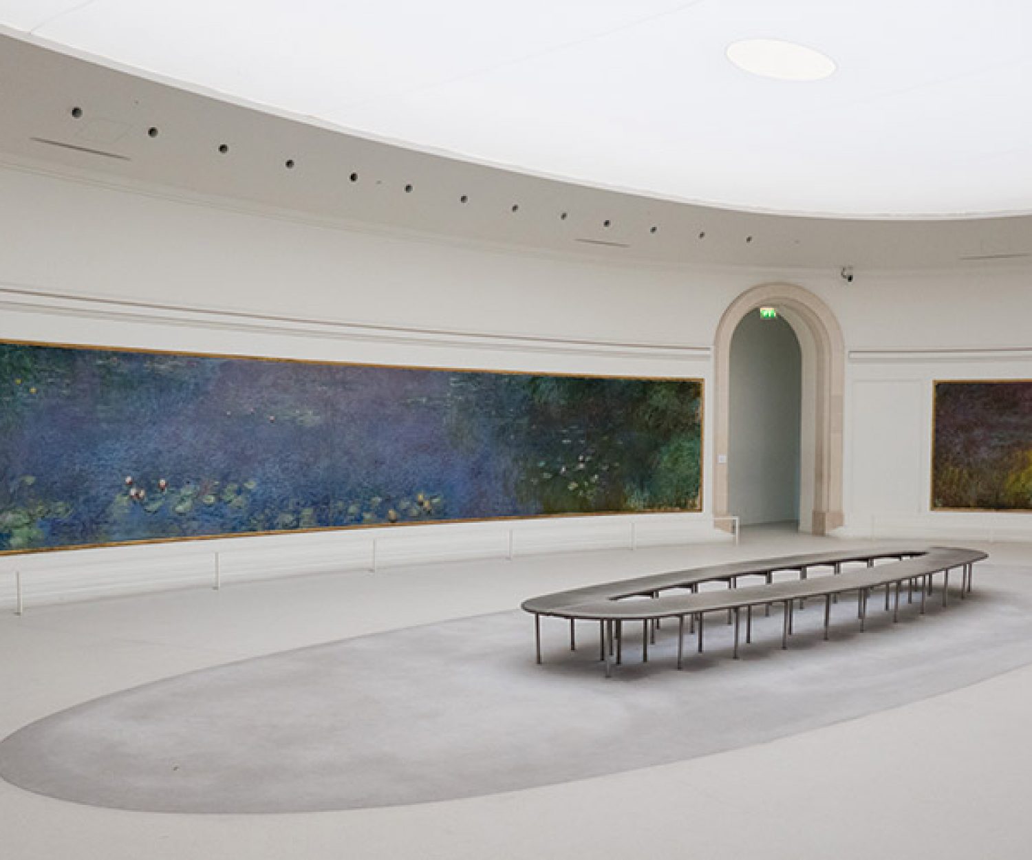 One of two rooms in the w:Musée de l'Orangerie containing some of Monet's Water Lilies.